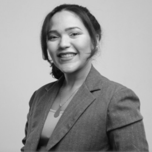 Mujer sonriente ericka breidenbach copywriter