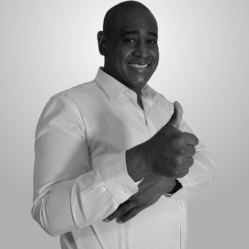 hombre moreno con pulgar arriba maikel martinez consultor seo especialista en google ads