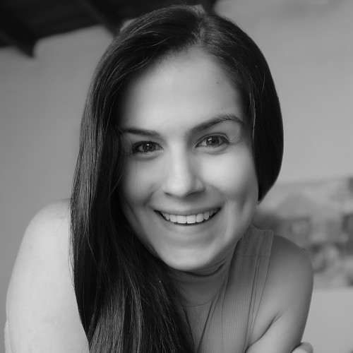 mujer joven sonrisa bella y hermosa cabello liso oriana alvarez community manager make it happen