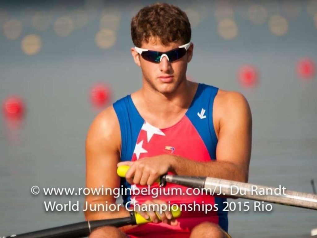 joven con lente oscuro en los ojos con uniforme de venezuela lleva un remo en las manos Ruben-Merenfeld Du Randt world junior championships 2015 rio