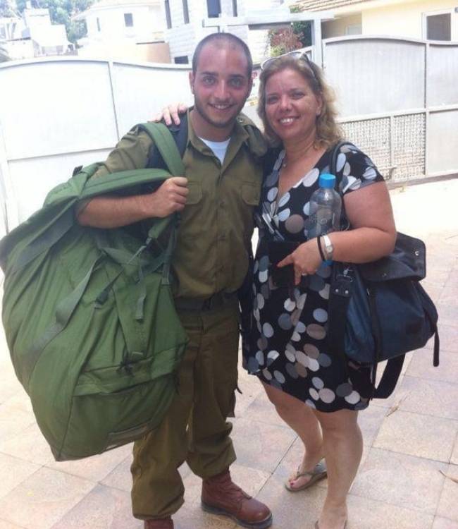 hombre soldado de israel con su madre Rivka Lobl ambos con un bolso
