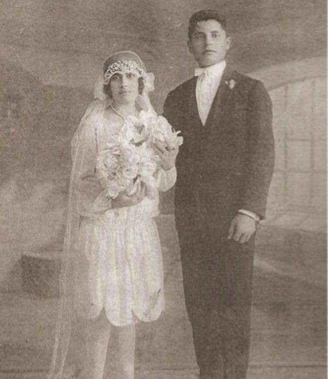 mujer con vestido de novia con un hombre co  traje negro abuelos cohen